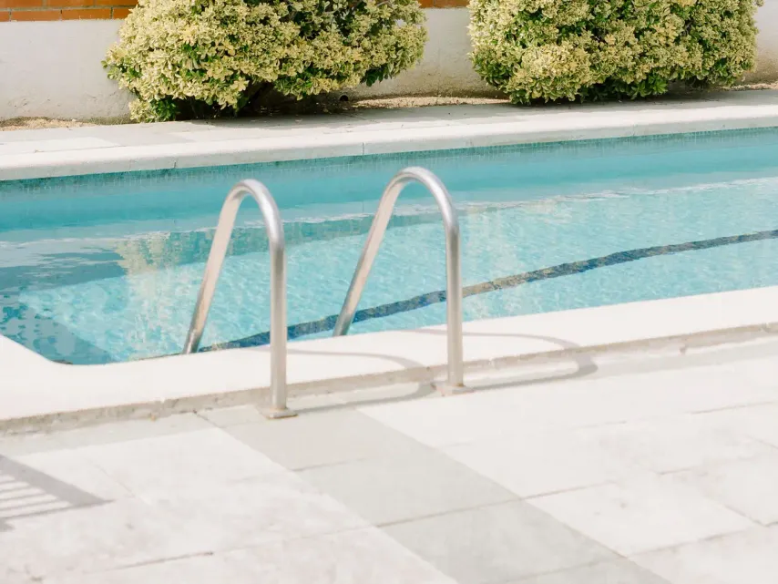 Escalera de acceso a una piscina