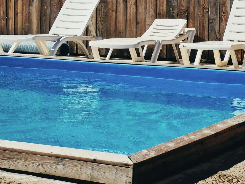 Piscina con zona de hamacas